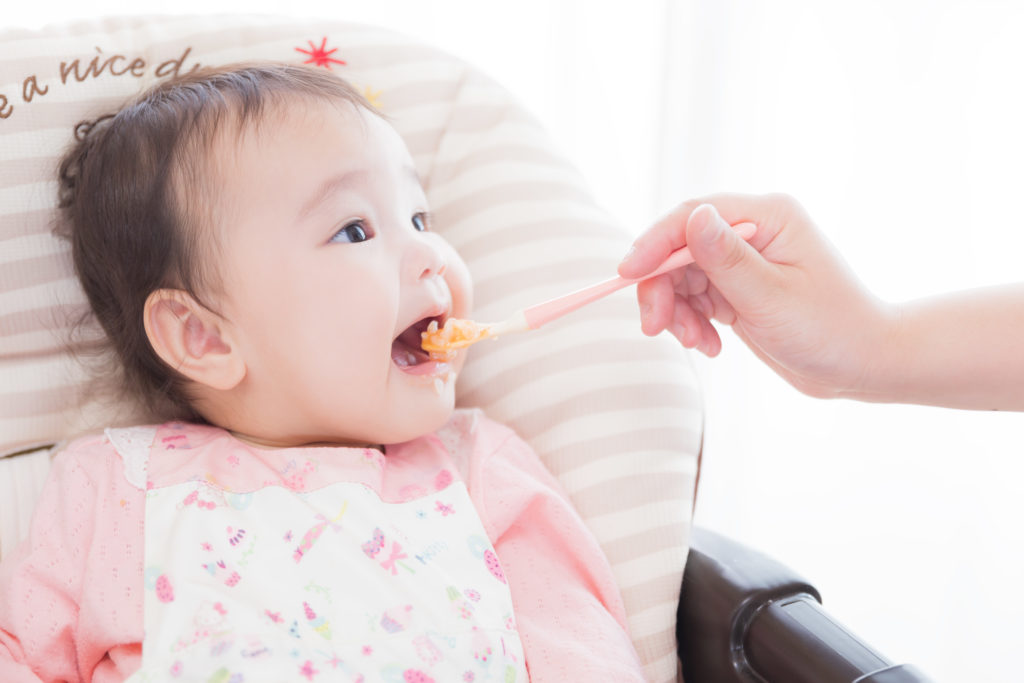 腰座り前の赤ちゃんが離乳食に挑戦 椅子はバンボがいい