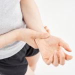 赤ちゃん抱っこにつきもの腱鞘炎！４つの痛み軽減法と楽な抱っこの仕方
